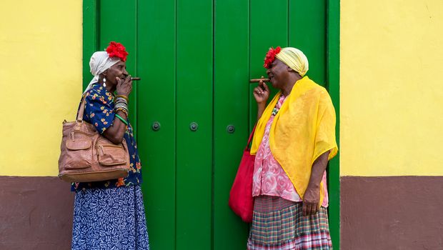 Zwei Cubanische Frauen rauchen Zigarre in La Havana