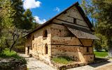Blick auf die Kirche Agios Nikolaos tis Stegis, ein eingetragenes UNESCO-Weltkulturerbe im Troodos-Gebirge in Kakopetria, Zypern