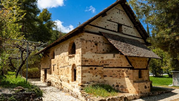 Blick auf die Kirche Agios Nikolaos tis Stegis, ein eingetragenes UNESCO-Weltkulturerbe im Troodos-Gebirge in Kakopetria, Zypern