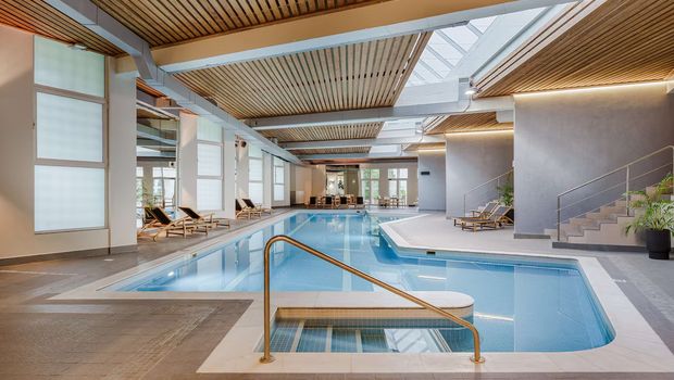 Pool im Wellnessbereich