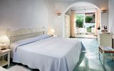Zimmerbeispiel mit Terrasse vom Club Hotel Baja Sardinia auf Sardinien, Italien