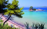 Euböa, Blick auf kleine Insel mit Kirche Agios Nikolaos