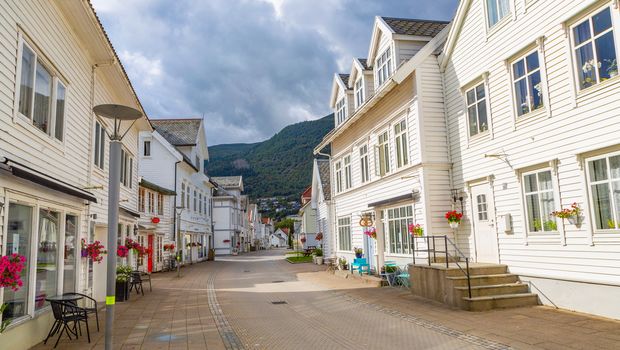 Holzhäuser in Nordfjordeid, Norwegen