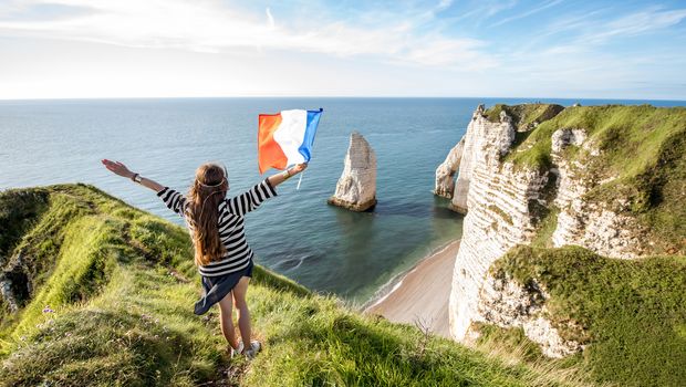 Junge Frau an der Küste von Etretat 