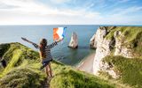 Junge Frau an der Küste von Etretat 