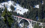 Zug auf Brücke
