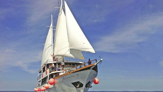 MS Antonela mit gesetzten Segeln