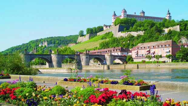 Mainkai mit Blick auf Festung Marienberg in Würzburg