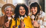 Drei Damen essen Eis