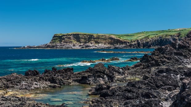 Natürlicher Pool an der Küste von Terceira – Azoren