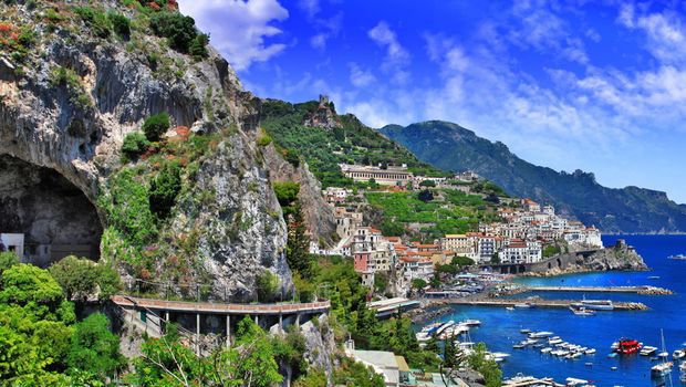 Amalfiküste mit Serpentinenstraße und Blick aufs Meer