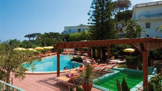 Pool mit Liegen im Hotel Terme la Pergola in Italien, Ischia