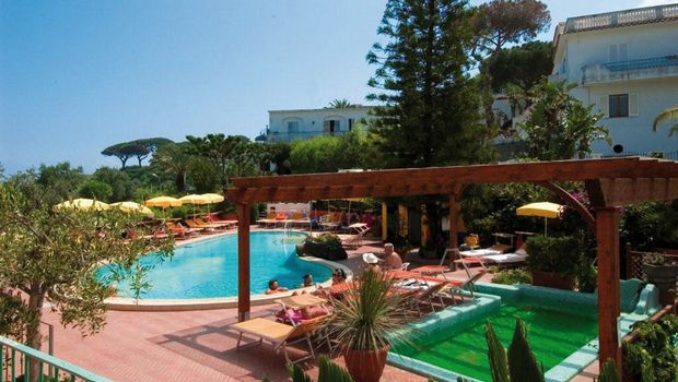 Pool mit Liegen im Hotel Terme la Pergola in Italien, Ischia