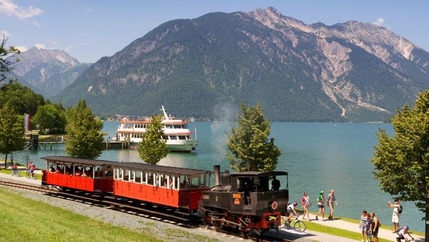 Station-Seespitz mit Schiff und Achenseebahn