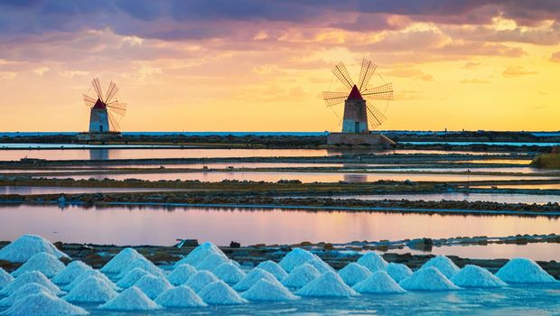 Windmühlen im Salzgewinnungsbecken in Marsala