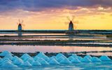 Windmühlen im Salzgewinnungsbecken in Marsala