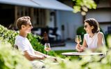 Ein entspanntes Glas Wein im Hotel zum Weißensee 
