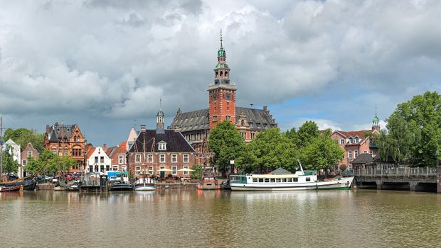 Blick auf die Leda und das Rathaus in Leer