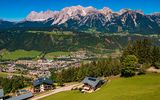Schöner Alpinblick mit dem berühmten Dachstein-Gipfel bei der Planai Alm in Schladming, Steiermark