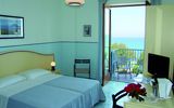 Zimmer mit Balkon und Meerblick im Hotel Tourist auf Sizilien in Italien