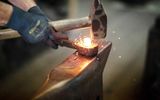 Schmiede Arbeit am Amboß