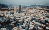 Luftbild vom schneebedeckten Jena im Winter 