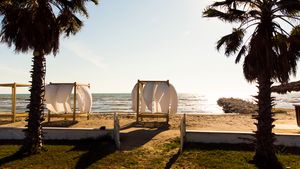 Brise weht am Strand von Albanien