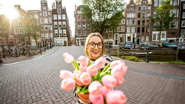 Junge Frau mit Tulpen in Amsterdam