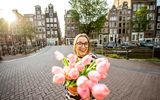 Junge Frau mit Tulpen in Amsterdam