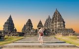 Frau am Prambanan-Tempel bei der Stadt Yogyakarta