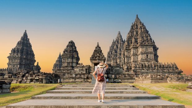 Frau am Prambanan-Tempel bei der Stadt Yogyakarta