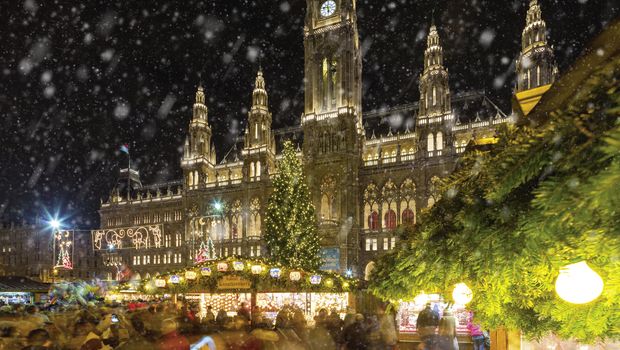 Rathausplatz mit Weihnachtsmarkt in Wien 