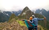 Paar mit Blick auf Machu Picchu, Peru
