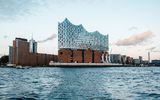 Hamburger Elbphilharmonie vom Wasser aus