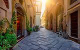 Schmale alte Straße in Lucca, Toskana