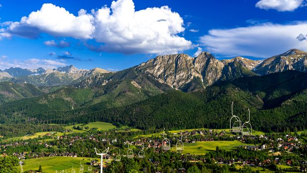 Blick auf Zakopane mit Seilbahn