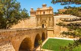 Eingangsbrücke und Tor zur Stadt Mdina