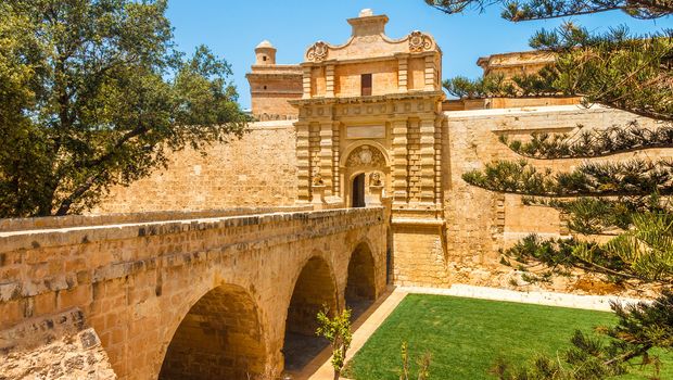 Eingangsbrücke und Tor zur Stadt Mdina