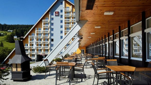 Außenansicht mit Terrasse