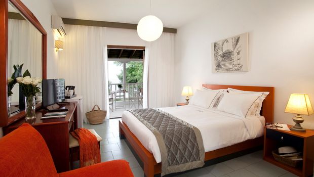 Helles und gemütliches Doppelzimmer mit modernem Komfort, Balkon mit Sitzgelegenheit und Blick ins Grüne – ideal für entspannte Urlaubstage.