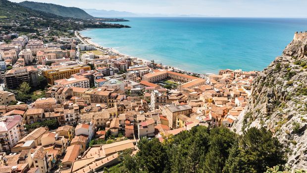Blick auf Cefalù und das blaue Meer auf Sizilien in Italien