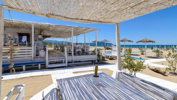 Hotel Mandetta, Strand mit Bar