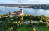 Rocca Borromea di Angera mit Arona im Hintergrund