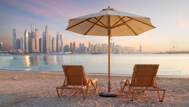 Strandliegen mit Blick auf Dubai Marina