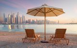 Strandliegen mit Blick auf Dubai Marina