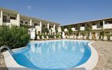 großer sauberer Pool vor Hotel Palau auf Sardinien in Italien