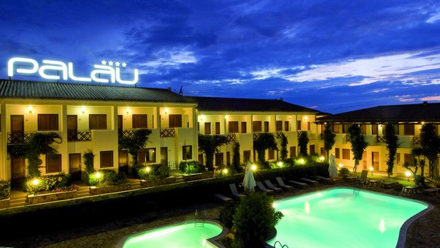 Blick auf den Pool vor Hotel Palau auf Sardinien in Italien am Abend