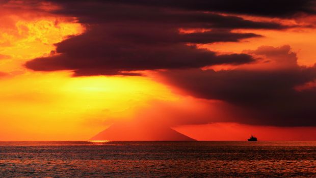 Abendliche Schifffahrt zum Stromboli