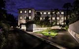 Hotelansicht bei Nacht