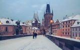 Karlsbrücke in Prag im Winter mit Schnee
